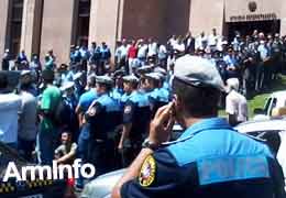 Полиция подвергла приводу ряд активистов, протестующих у здания мэрии