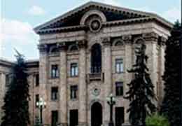 Вооруженный ножом мужчина грозился совершить <харакири> в КПП армянского парламента 